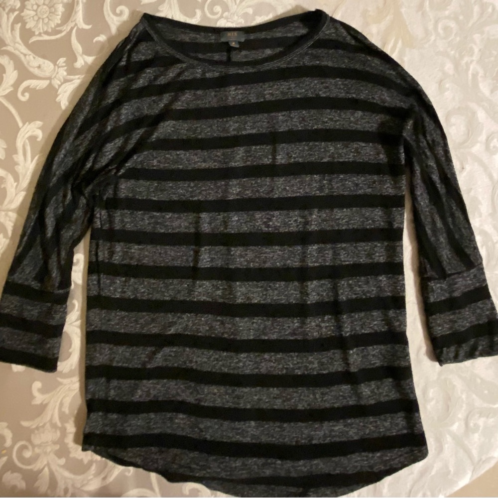 Medium stretchy black and grey sweater